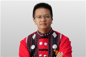 詩歌獎：《空山寂》作者：張偉鋒（佤族）         獲獎感言我的詩集《空山寂》獲得第十三屆全國少數(shù)民族文學(xué)創(chuàng)作駿馬獎，對我個人、對佤族的文學(xué)創(chuàng)作而言，是一種鼓勵，更是一種鞭策。在我之前有董秀英、袁智中、聶勒、伊蒙紅木等四位佤族作家獲過駿馬獎。作為一個20世紀(jì)80年代出生的佤族詩人，我在橫向的觀察和縱向的人生經(jīng)歷之后，抵達了當(dāng)今、當(dāng)下的生活語境……