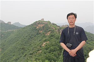 報告文學(xué)獎：《靜靜的鴨綠江》 作者：周建新（滿族）         獲獎感言獎是授予我的，更是授予英烈們的，只不過我獲得了機會。每一次采訪，講述者都能讓我身臨其境，感受孫景坤老英雄高尚的一生。我沒有理由不蘸血為墨，書寫英雄，書寫“七一”勛章獲得者、深藏功名七十載的老英雄孫景坤。