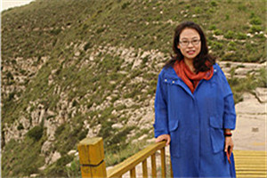 報告文學(xué)獎：《讓世界看見》  作者：牛海坤（蒙古族）         獲獎感言在創(chuàng)作的過程中，我不停地走近不同的人群，與農(nóng)牧民、殘疾人、非遺傳承人、駐村干部等等深入交談，認(rèn)真傾聽他們內(nèi)心深處的渴望。我要感謝這些勇敢昂揚的人們，是他們用自己的行動詮釋了時代，也詮釋了生命的力量和價值。