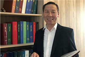 中短篇小說獎：《藍(lán)天戈壁》（中篇小說集）  作者：阿尤爾扎納（蒙古族）         獲獎感言在這世上，唯有以愛為根基，方可泰康，終得圓滿。生活不可缺少愛的慈潤。唯有愛能柔化一切，彌補裂痕，使人們得以和睦共存，共享安康。我一直致力于在作品中突顯愛與被愛、寬恕與被寬恕之重要性，通過自己的作品播撒人間大愛，為跌倒之人予以牽挽架扶，為痛哭之人予以擦拭眼淚，便是我的夙愿。