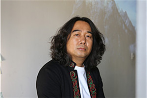 中短篇小說獎：《十尋》  作者：包倬（彝族）         獲獎感言在過去的四十三年，我有二十一年在寫作。文章千古事，得失寸心知。寫作是一個人以心去度量世道人心，是一個人的踽踽獨行。而獲獎，則是在漫長旅途中的溫暖擁抱，它告訴我，文學(xué)無垠，吾道不孤。感謝文學(xué)。