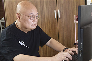 中短篇小說獎：《上嶺戀人》  作者：凡一平（壯族）         獲獎感言上嶺，是我近些年文學(xué)創(chuàng)作的地理標(biāo)識，也是現(xiàn)實生活的真實存在。從桂北都安瑤族自治縣縣城往東十三公里，再沿紅水河順流而下四十公里，在二級公路的對岸，有被青山和竹林環(huán)抱的村莊，就是上嶺。它是我生命中最親切的土地，或搖籃。上嶺有著不多的人口，卻生生長流，他們渺小但卻堅韌，又像魚群一樣抱團、歡樂。已經(jīng)死去和還活著的，都是我的父老鄉(xiāng)親。