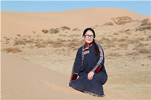 中短篇小說獎：《馱著魂靈的馬》  作者：娜仁高娃（蒙古族）         獲獎感言面對大自然，面對在壯美大地上創(chuàng)造火熱生活的人們，我的心里會滋生書寫他們的故事、書寫我的家鄉(xiāng)——沙窩地的熱情。我想這是我熱愛文學(xué)的原因。我要由衷的感恩我的故鄉(xiāng)，感恩故鄉(xiāng)的人們和這個時代。