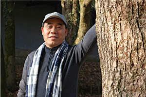 中短篇小說獎：《月光緊追不舍》 作者：少一（土家族）         獲獎感言沒有氣勢恢宏的大場景，沒有故事情節(jié)的大起伏，也沒有人物命運的大悲喜，正是這些基層警察的眾生相和平凡英雄工作史充盈著我的內(nèi)心，然后訴諸筆端，成就了我的文學(xué)夢。由此，我深深感悟到，波瀾壯闊的時代潮流為現(xiàn)實主義文學(xué)創(chuàng)作提供了無限可能與創(chuàng)新，文學(xué)不能給歷史留下空白，作家不能在現(xiàn)實生活中缺位。