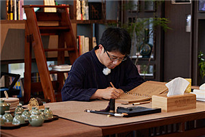 長篇小說獎：《大醫(yī)》作者：馬伯庸（滿族）         獲獎感言在調(diào)研和創(chuàng)作過程中，隨著我深入了解中國近代醫(yī)學(xué)史，不斷被當(dāng)年的大醫(yī)們所感動。其中有太多可歌可泣的人物、驚心動魄的故事以及救國救民的仁愛精神，放到今日，仍不過時。當(dāng)年他們在亂世之中的艱辛與堅持，實在應(yīng)該讓現(xiàn)在的公眾了解。而讓他們了解的最好方式，就是通過文藝作品來表現(xiàn)，只有寫出這種精神的繼承性與時代性，歷史小說的質(zhì)感才能凸顯出來。