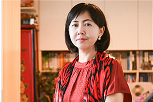 長篇小說獎：《阿娜河畔》作者：阿舍（維吾爾族）         獲獎感言寫作中，如何對歷史與文學(xué)、時代與個體、整體與局部進行推敲會通，如何在經(jīng)驗與想象、時間與空間上展開不同于以往的觀照、思考和嘗試，其間的每一項，于我都是新的挑戰(zhàn)。因此，《阿娜河畔》的創(chuàng)作，自始至終都是一次奮力打開自我，努力超越自我的文學(xué)實踐。