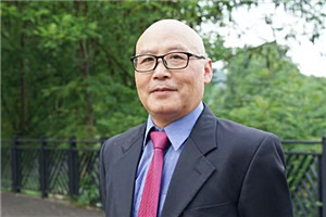 長篇小說獎：《煙雨漫漓江》 作者：光盤（瑤族）         獲獎感言每一次走近漓江，她的柔軟細(xì)綿，她的安靜和美，她柔中帶剛的母性力量，無不撞擊我的心靈。有道是腳板底下出新聞，同樣，文學(xué)也需要腳板丈量大地。