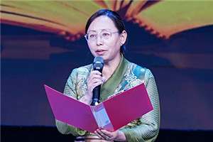 長篇小說獎：《在高原》  作者：尼瑪潘多（藏族）         獲獎感言文學(xué)創(chuàng)作不是我的職業(yè)，是我選擇的一條精神之路，它給予我的心理安寧和精神豐盈感，讓我心生感恩。今天，《在高原》這本書里呈現(xiàn)的故事、思考和探索得到評委們的肯定，給我的鞭策和鼓舞是巨大的，讓我對走好今后的文學(xué)創(chuàng)作之路充滿了信心……