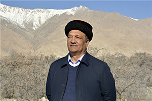 長篇小說獎：《花兒永遠(yuǎn)這樣紅》（維吾爾文） 作者：肉孜·古力巴依（塔吉克族）         獲獎感言小說在中央人民廣播電臺聯(lián)播五次，第五次是在廣大讀者的強烈要求下連播的，產(chǎn)生了積極的社會影響，受到了讀者的高度評價。我還要通過文學(xué)記錄時代的壯闊與美好。