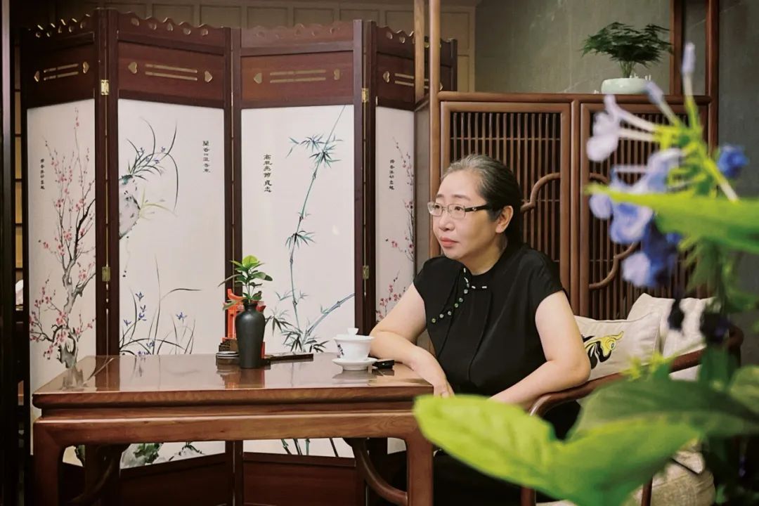 張勇 國家一級編劇、作家，四川省作協(xié)副主席。曾獲第二屆文榮獎作家編劇獎（《偽裝者》）。創(chuàng)作長篇小說《一觸即發(fā)》《偽裝者》《貴婉日記》，紅色諜戰(zhàn)川劇《黎明十二橋》以及電視劇《一觸即發(fā)》《偽裝者》《天衣無縫》等。