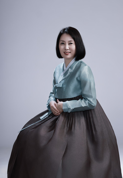 鄭風(fēng)淑，朝鮮族，1969年生。吉林省延邊朝鮮族自治州人大常委會(huì)副秘書長。出版報(bào)告文學(xué)《金達(dá)萊映紅山崗》，翻譯出版長篇小說《南大川》、配圖詩歌集《中國朝鮮族民俗圖》等。曾獲《民族文學(xué)》獎(jiǎng)翻譯獎(jiǎng)。