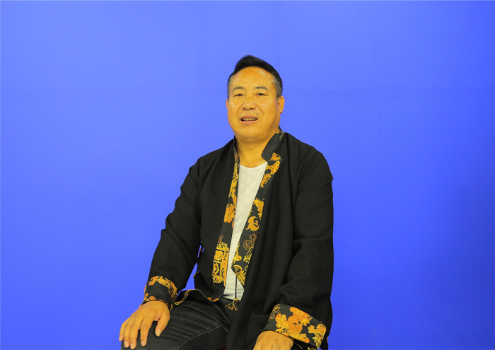 趙有年，藏族，1973年生。青海省海南州文聯(lián)創(chuàng)研室主任。著有長篇小說《石頭村里杏花開》，中短篇小說集《溫暖的羊皮襖》《炊煙籠罩的牧場》，譯作長篇小說《悲鳴的神山》、中短篇小說集《南色小說集》、藏族長篇史詩《格薩爾王》之《天竺佛法宗》等。