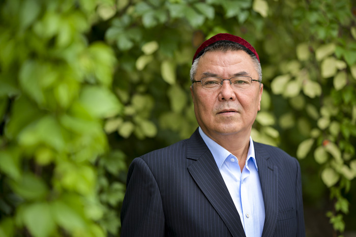 玉蘇甫·艾沙，維吾爾族，1970年生，新疆霍城人。中國石油烏魯木齊石化公司新聞媒體中心副主任，新疆作家協(xié)會副主席。著有長篇紀實文學《博格達來信》，翻譯出版《王三街》等五十多部小說。曾獲新疆天山文藝獎等。