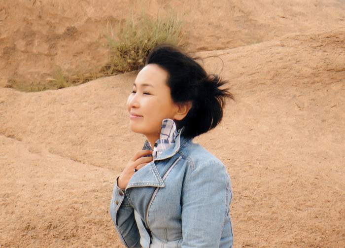 朵日娜，蒙古族，1971年生，內(nèi)蒙古赤峰市克什克騰旗人。內(nèi)蒙古赤峰市民族事務(wù)委員會副譯審，內(nèi)蒙古自治區(qū)翻譯家協(xié)會副主席。出版譯著《阿拉善風(fēng)云》（又名《遙遠(yuǎn)的大漠》）《斷裂》《飲馬井》《我給記憶命名》等。曾獲《民族文學(xué)》獎，內(nèi)蒙古自治區(qū)索龍嘎文學(xué)獎等。