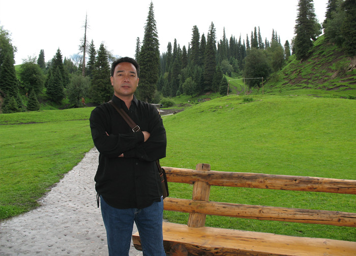 艾布，東鄉(xiāng)族，1966年生，新疆察布查爾縣人。新疆作家協(xié)會創(chuàng)聯(lián)部主任、副秘書長。出版詩集《那是一個月夜》《馬蘭花》等，翻譯出版長篇小說《額古納河右岸》《木壘河》《駐村筆記》等。