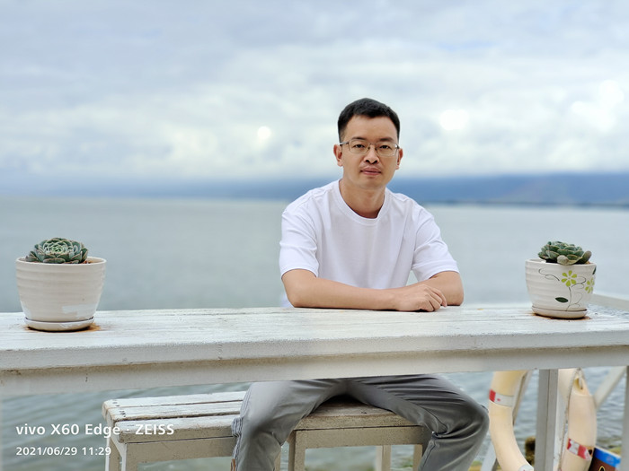 向迅，土家族，1984年生，湖北建始人?！队昊ā冯s志編輯。著有小說集《七月晚餐：南方幻想故事集》，散文集《聲音博物館》等。曾獲豐子愷散文獎、孫犁散文獎、江蘇紫金山文學獎等。