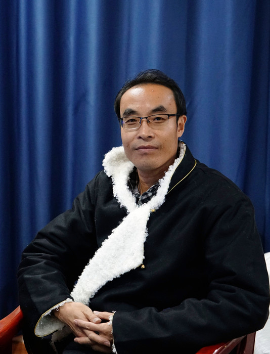 王小忠，藏族，1980年生，甘肅甘南人。甘南州文聯(lián)《格?；ā冯s志副主編。著有散文集《黃河源筆記》《洮河源筆記》，小說集《五只羊》，兒童小說《天邊的月亮湖》等。曾獲甘肅黃河文學(xué)獎(jiǎng)，《朔方》文學(xué)獎(jiǎng)等。