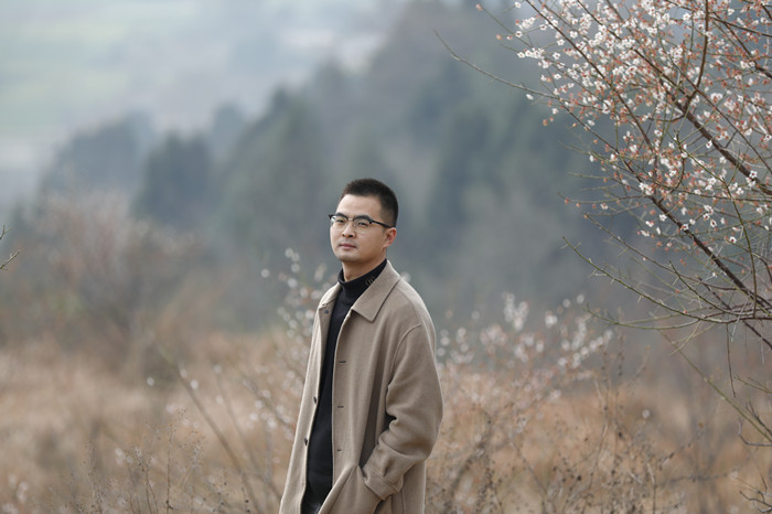 羌人六，本名劉勇，羌族，1987年生?！端拇ㄎ膶W》雜志編輯。著有詩集《太陽神鳥》《羊圖騰》，中短篇小說集《伊拉克的石頭》長篇小說《爾瑪史詩》等。