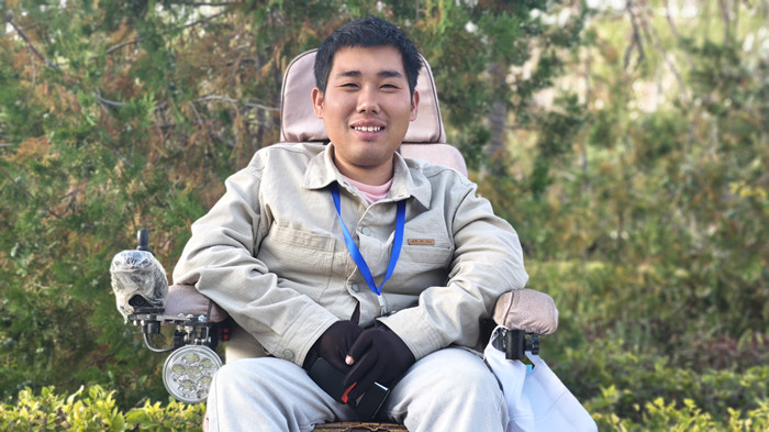 柳客行，本名馬駿，回族，1995年生。固原市作家協(xié)會(huì)副秘書(shū)長(zhǎng)。2023年入選固原市“最美文學(xué)人”。