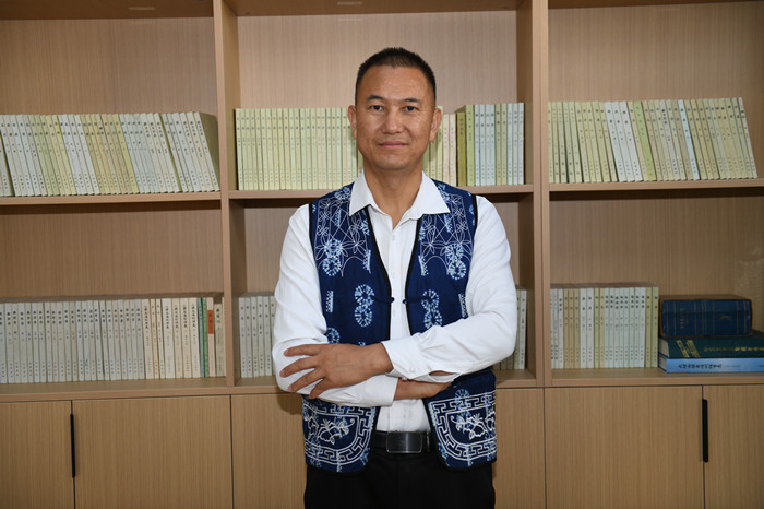 北雁，本名王燦鑫，白族，1982年生，云南洱源人。云南省大理州教育體育局高級教師。出版長篇小說《趕在太陽落山以前》等。曾獲云南文學(xué)藝術(shù)獎。