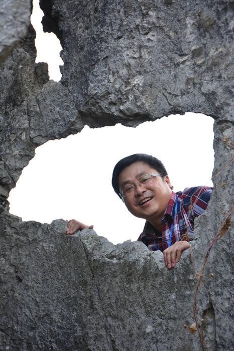 牧之，本名韋光榜，布依族，1963年生，貴州貞豐人?！度f(wàn)峰湖》雜志執(zhí)行主編。著有《魂系高原》《紙上人間》等。曾獲中國(guó)人口文化獎(jiǎng)、貴州民族文學(xué)金貴獎(jiǎng)等。