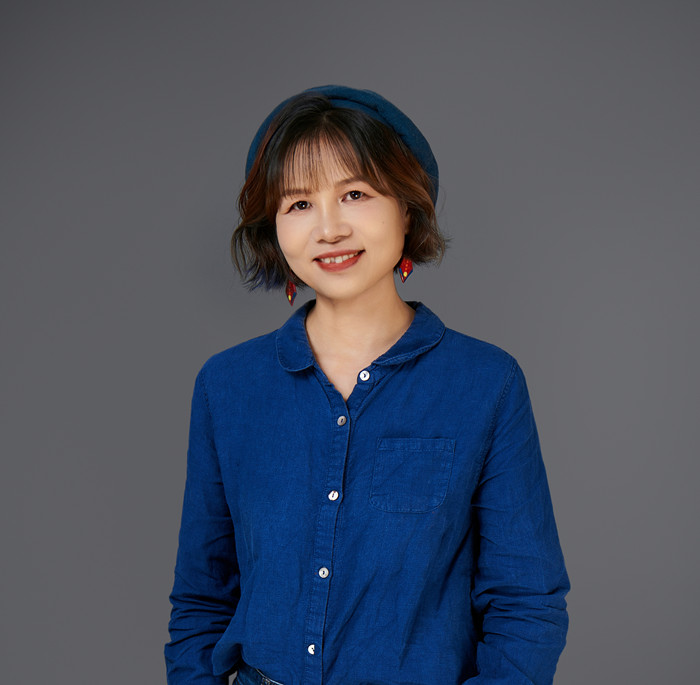 黃芳，壯族，1974年生，廣西貴港人。出版詩集《風(fēng)一直在吹》《仿佛疼痛》《聽她說》等。