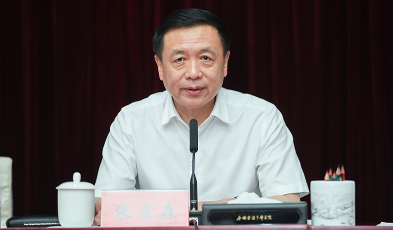 7月20日，評委會名譽主任張宏森在第一次全體會上講話