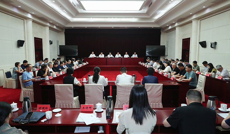 7月20日，第十三屆全國少數(shù)民族文學(xué)創(chuàng)作駿馬獎評獎委員會第一次全體會議在京召開