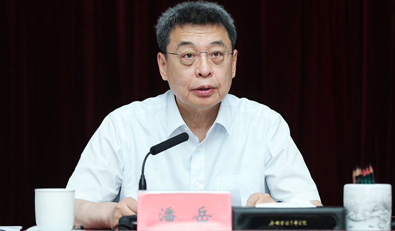 7月20日，評委會名譽主任潘岳在第一次全體會上講話