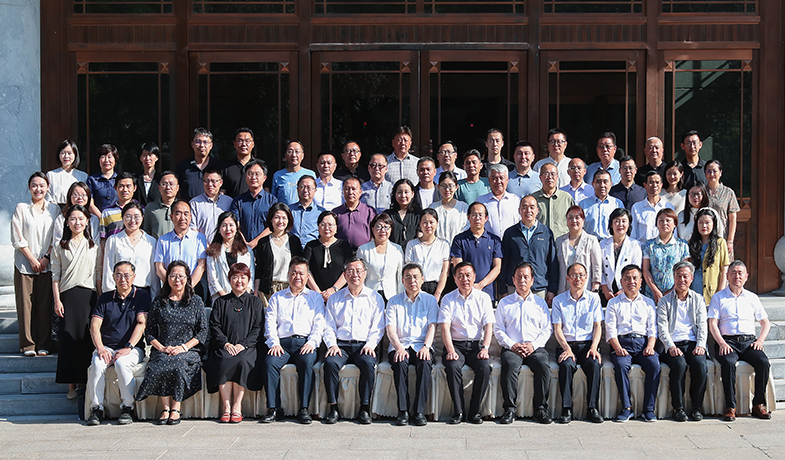 7月20日，第十三屆全國少數(shù)民族文學(xué)創(chuàng)作駿馬獎全體評委合影