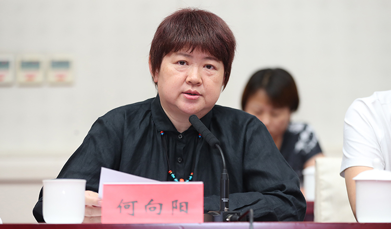 7月31日，評獎辦公室主任何向陽報告初選名單公示情況