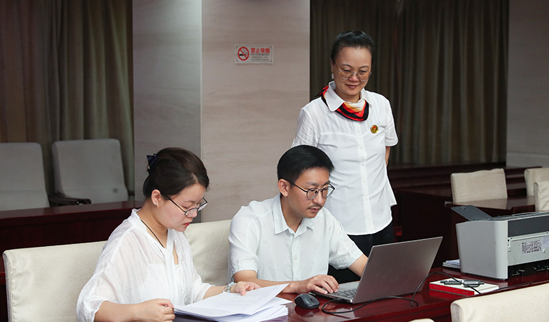 7月31日，工作人員在紀(jì)律監(jiān)察組和公證員的監(jiān)督下統(tǒng)計選票