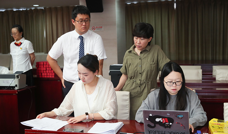 7月31日，工作人員在紀(jì)律監(jiān)察組和公證員的監(jiān)督下統(tǒng)計選票