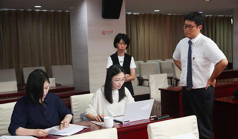 7月31日，工作人員在紀(jì)律監(jiān)察組和公證員的監(jiān)督下統(tǒng)計選票