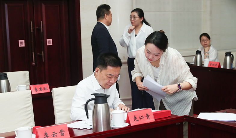 7月31日，紀(jì)律監(jiān)察組組長胡邦勝檢查選票統(tǒng)計情況并簽字