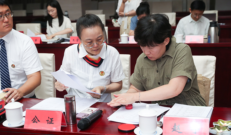 7月31日，紀(jì)律監(jiān)察組和公證處人員在選票結(jié)果上蓋章