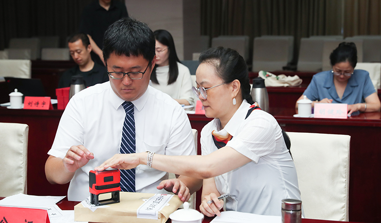 7月31日，公證處人員將選票結(jié)果封存