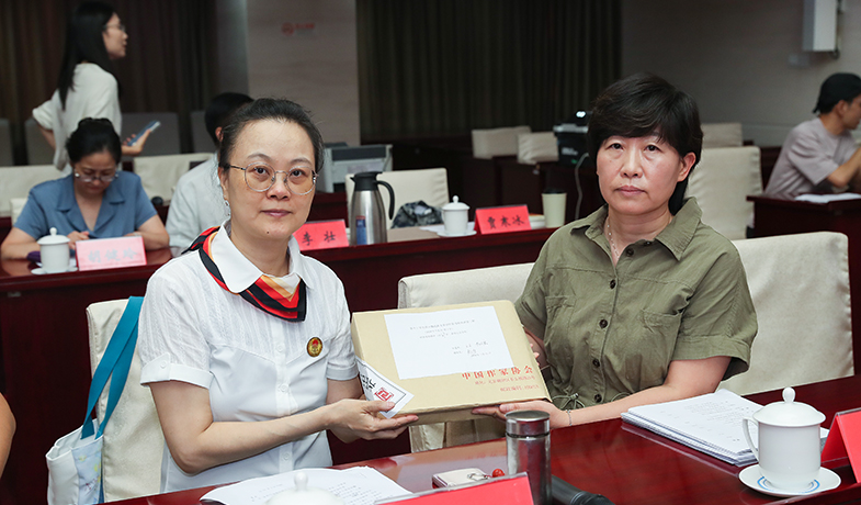 7月31日，公證處和紀(jì)律監(jiān)察組人員展示封存好的終評選票情況