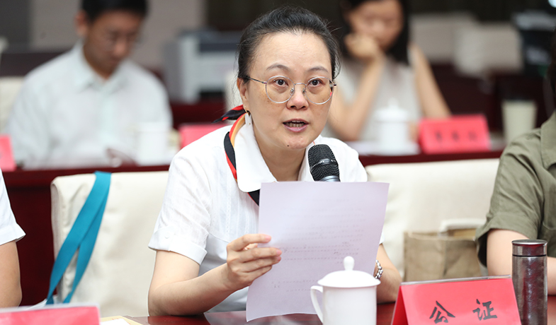 7月31日，公證員宣讀公證詞