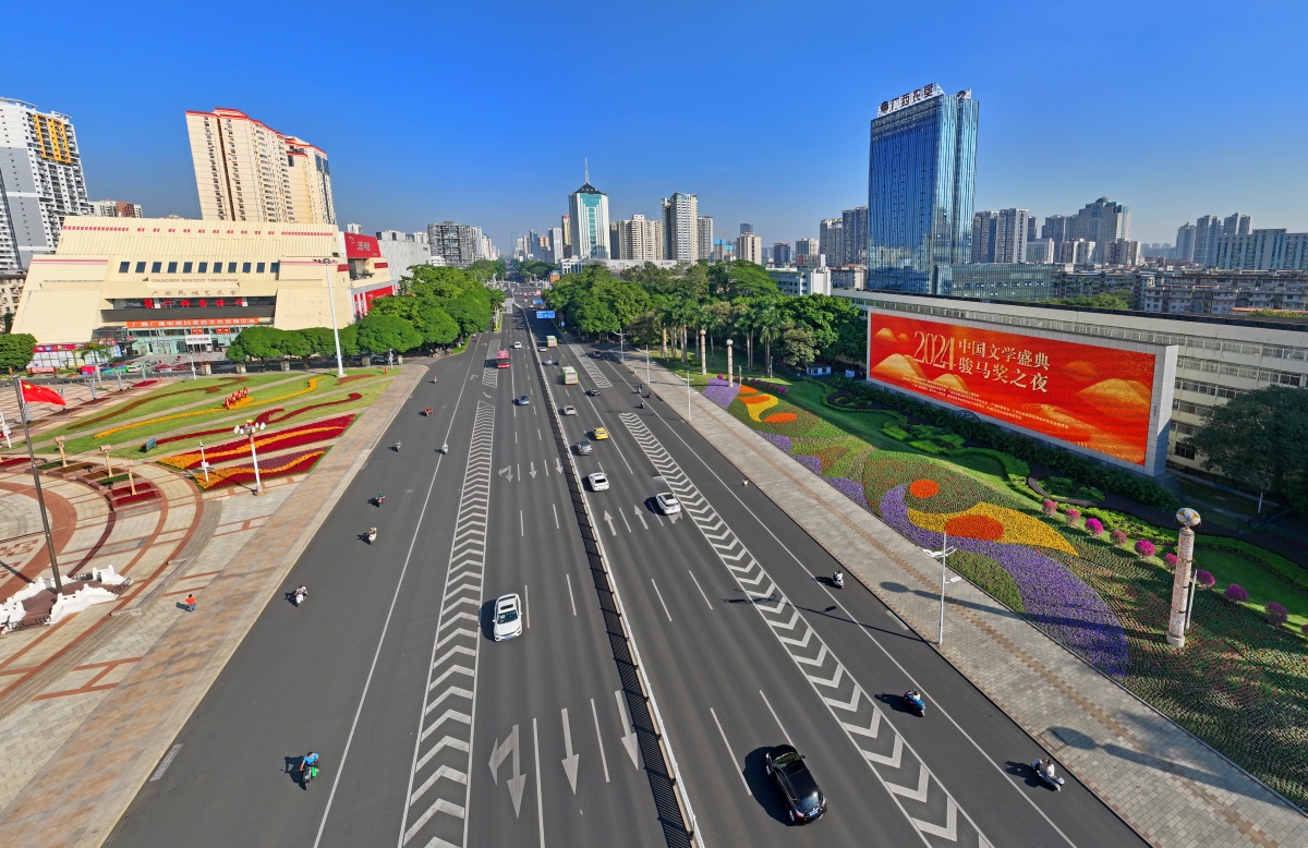 南寧民族廣場上LED顯示屏播放的宣傳標(biāo)語營造濃厚氛圍。記者 周軍 攝