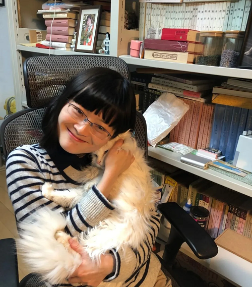 蘇枕書，江蘇南通人，熱愛植物與自然。