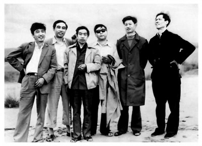 路遙（左四）與賈平凹（左三）、陳忠實(shí)（右一）等人合影，三人被稱為陜西文學(xué)界的“三駕馬車”。資料圖片