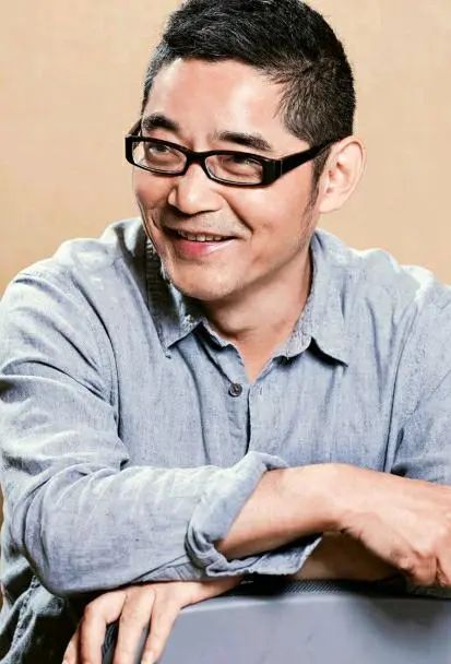 蘇童，當過教師、文學編輯、江蘇省作家協(xié)會專業(yè)作家，現(xiàn)為北京師范大學教授。主要代表作為中篇小說《妻妾成群》《紅粉》《罌粟之家》《三盞燈》長篇小說《米》《我的帝王生涯》《河岸》《黃雀記》，另有《西瓜船》《拾嬰記》《白雪豬頭》《茨菰》等百余篇短篇小說。長篇小說《河岸》獲得第三屆英仕曼亞洲文學獎（2009）和第八屆華語傳媒文學大獎（2010）。短篇小說《茨菰》獲第五屆魯迅文學獎（2010）。2011年獲得布克國際文學獎提名。2015年，長篇小說《黃雀記》獲得第九屆茅盾文學獎。