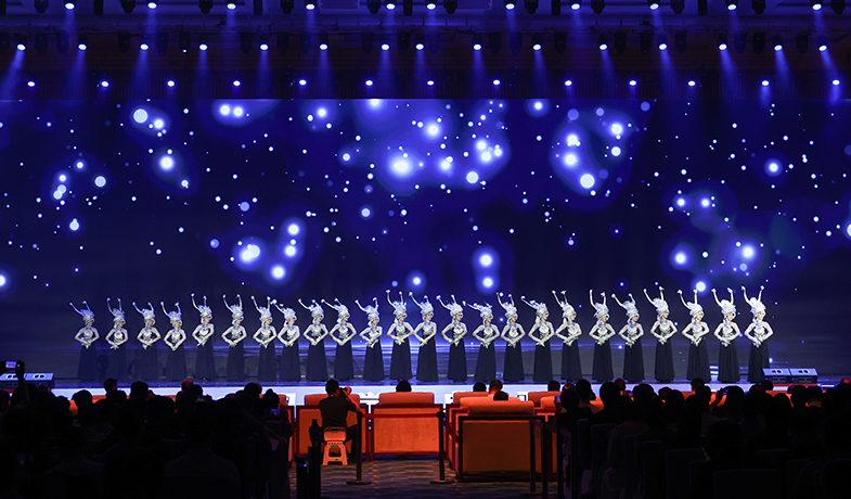 11月16日，在“2024中國文學(xué)盛典·駿馬獎之夜”上的文藝表演：苗族舞蹈《銀落舞》。