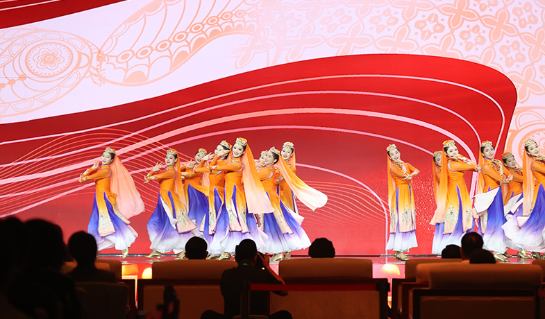 11月16日，在“2024中國文學(xué)盛典·駿馬獎之夜”上的文藝表演：回族歌曲《唱開花兒等你來》