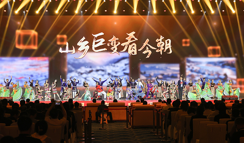 11月16日，在“2024中國文學(xué)盛典·駿馬獎之夜”上的文藝表演：情景舞蹈《山鄉(xiāng)巨變看今朝》