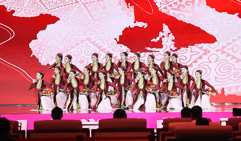 11月16日，在“2024中國文學(xué)盛典·駿馬獎之夜”上的文藝表演：新疆民歌《青春舞曲》。
