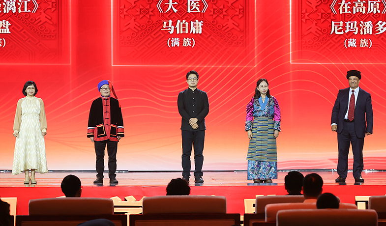 阿舍、光盤、馬伯庸、尼瑪潘多、肉孜·古力巴依領(lǐng)取第十三屆全國少數(shù)民族文學(xué)創(chuàng)作駿馬獎長篇小說獎