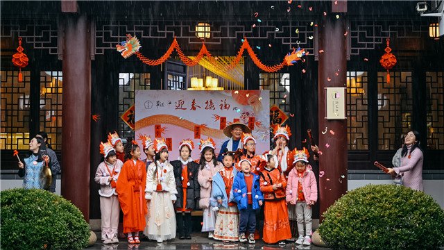 孩子們在黃道婆紀(jì)念公園參加立春活動