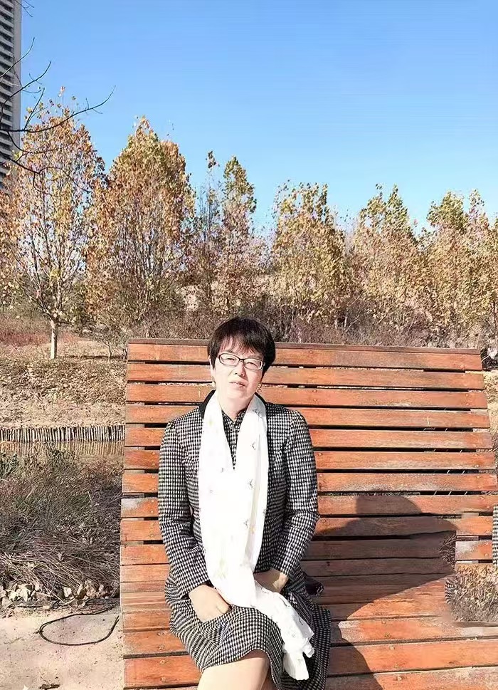 紅精靈，原名杜書紅。曾用名杜潔，舒鴻。有詩歌散見于《作品》《詩選刊》《滇池》《散文詩》《躬耕》《鄭州日報(bào)》等。寫作是一種修行，詩歌是靈魂的舞者。  